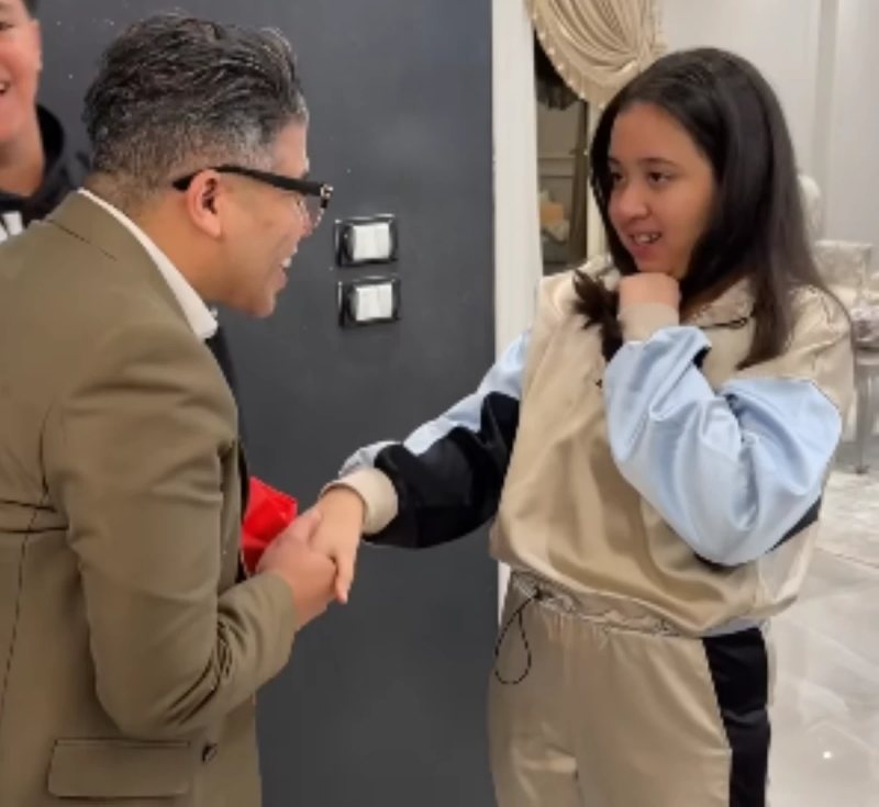 عمر كمال يحقق أمنية فتاة من ذوي الهمم ويفاجئها بزيارة في منزلها بالسويس (فيديو)