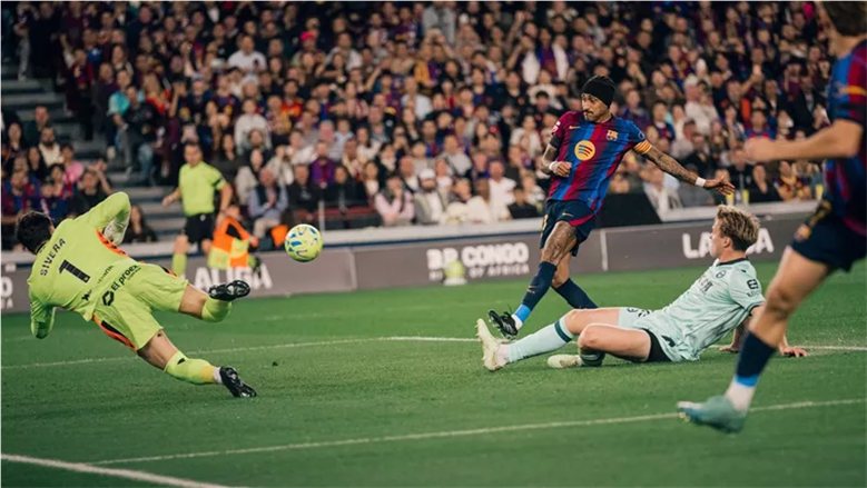 برشلونة يضرب ألافيس برباعية في الشوط الأول بالدوري الإسباني.. ورافينيا يتألق