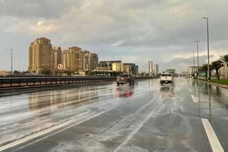 أمطار مرتقبة على جدة وخليص ورابغ.. والدفاع المدني يحذر