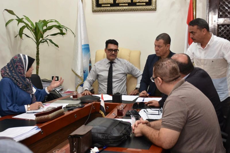 اجتماع لبحث الإسراع بتنفيذ مشروعات الصرف الصحي في كفر شكر وسنديون بالقليوبية