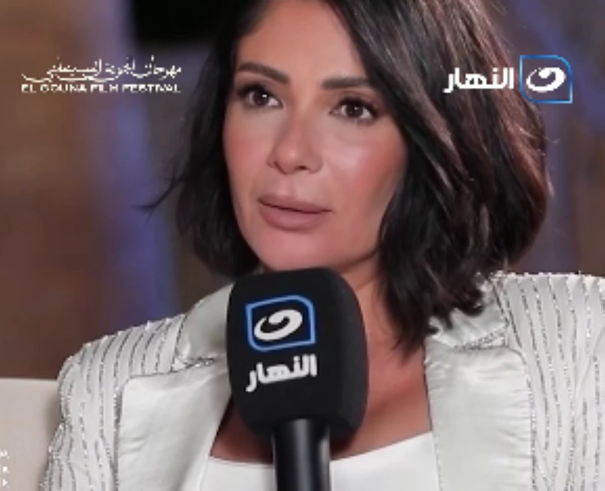 منى زكي توجه رسالة لغادة عبد الرازق: «فنانة قوية ولازم تعرف قيمتها» (فيديو)