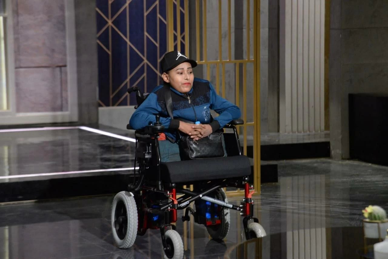 «بتر نصف جسدها وتخلى عنها زوجها».. هدى تواجه الحياة من أجل طفليها مع عمرو الليثي