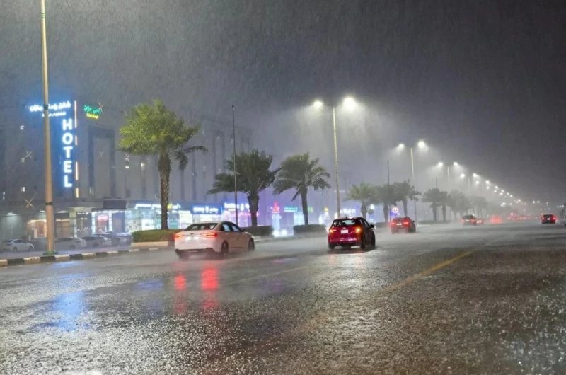 إنذار أحمر في مكة والجموم.. أمطار غزيرة وسيول حتى الـ8 مساءً