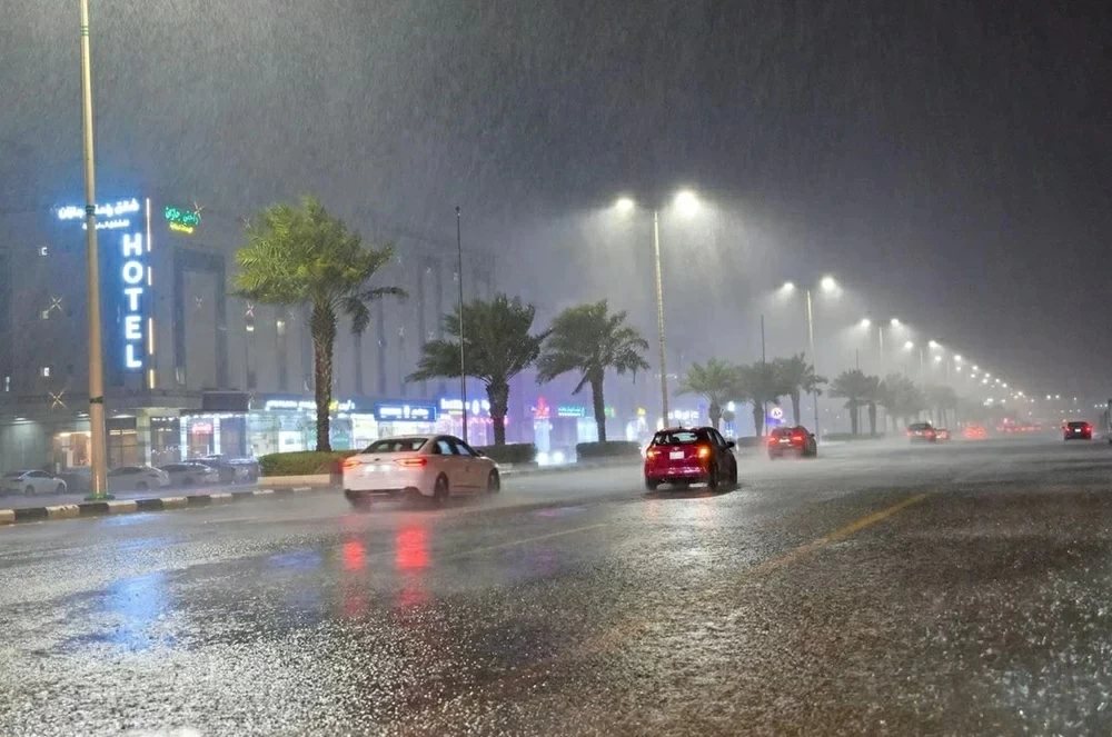إنذار أحمر في مكة والجموم.. أمطار غزيرة وسيول حتى الـ8 مساءً