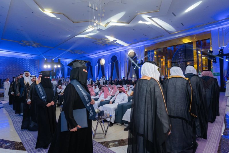 عسير: معهد الإدارة العامة يحتفي بـ 79 خريجاً وخريجة