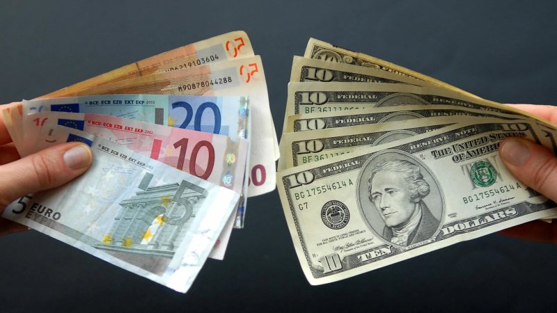 اليورو يقترب من تسجيل خامس خسارة أسبوعية أمام الدولار