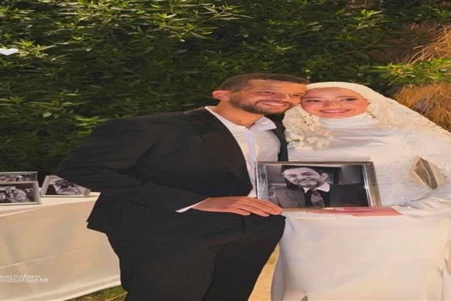 ابنة الفنان محمد مرزبان تحمل صورة والدها الراحل في حفل زفافها