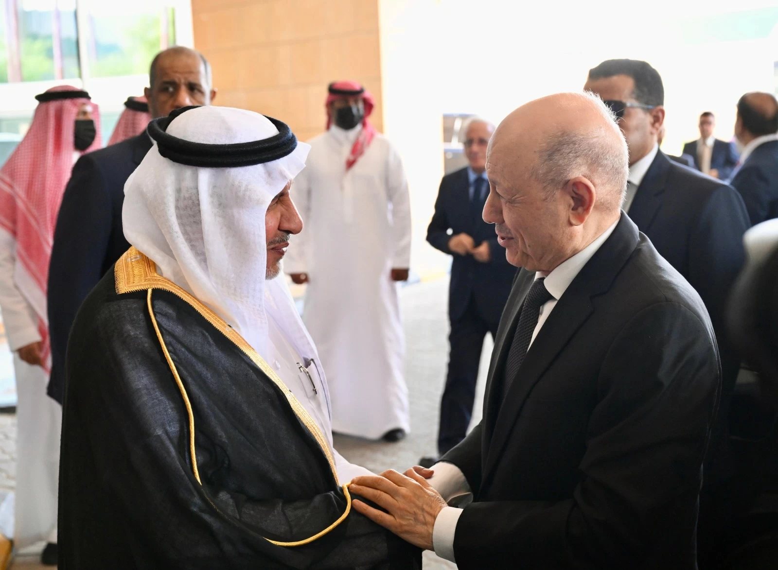 العليمي يزور «سلمان للإغاثة» ويدشّن حزمة مشاريع وبرامج تطوعية جديدة
