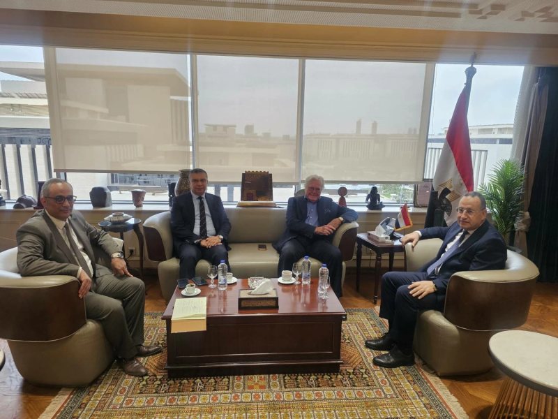 القائم بأعمال وزير الثقافة يبحث الاستعدادات النهائية لمهرجان القاهرة السينمائي الدولي في دورته الـ47