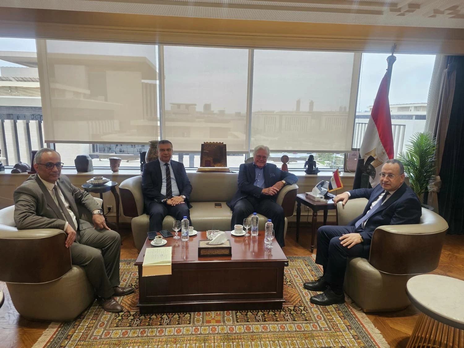 القائم بأعمال وزير الثقافة يبحث الاستعدادات النهائية لمهرجان القاهرة السينمائي الدولي في دورته الـ47
