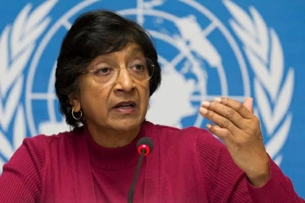 الحائزة نوبل للسلام نافي بيلاي تروي موقفًا عايشته مع الطلاب الفلسطينيين بفصول الأونروا (خاص)