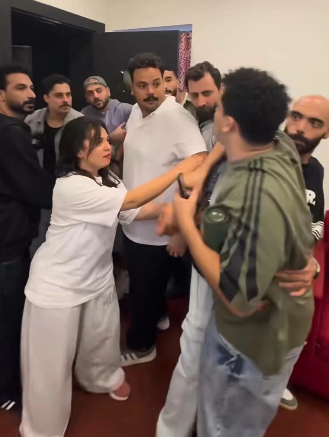 «وداعًا لـAI».. مصطفى غريب وأبطال «ليلة عسل» يروجون للمسرحية بتريند الغناء بالإسبانية (فيديو)