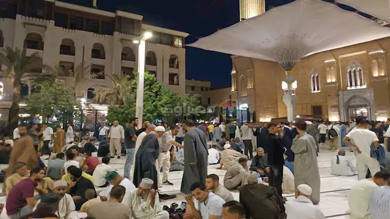 بالصور.. الآلاف يحتشدون في الليلة الختامية لمولد الإمام الحسين وسط أجواء روحانية