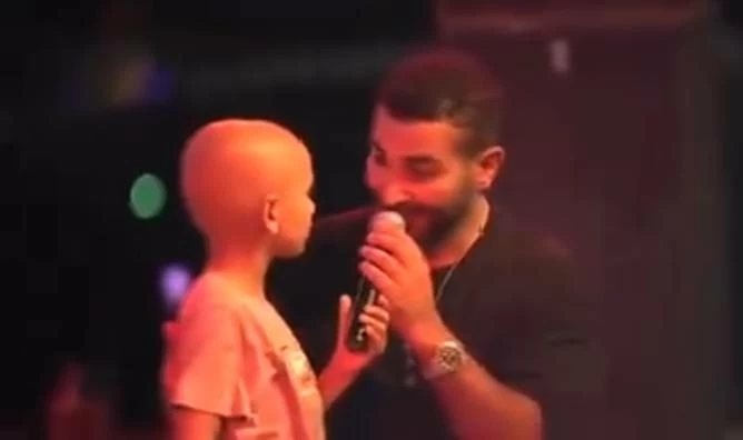 من الغناء مع أحمد سعد لرحيله مع والدته بحادث أتوبيس الصحراوي الغربي.. من هو «ياسين» محارب السرطان؟ (فيديو)