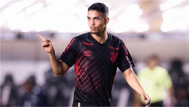 برشلونة يستهدف موهبة برازيلية بـ30 مليون يورو لحل أزمة دفاع فليك